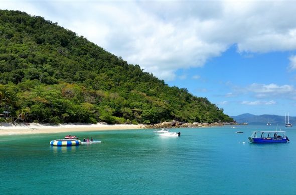 エメラルドグリーンの海が魅力的