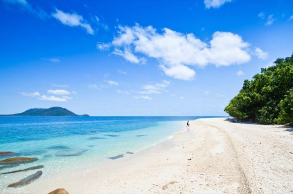 真っ白な砂浜と透明度の高い静かな魅力のある「ヌーディービーチ」