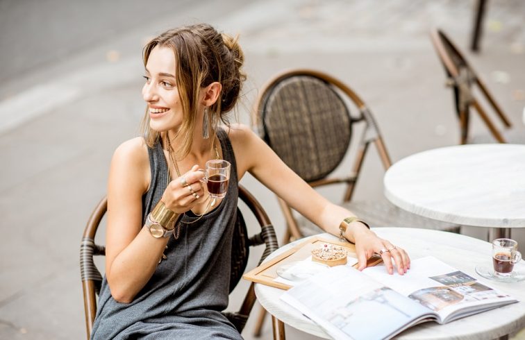 フランス旅行に持って行く服は 春夏秋冬はいつ 気候 服装教えます トラベルスタンダードジャパン