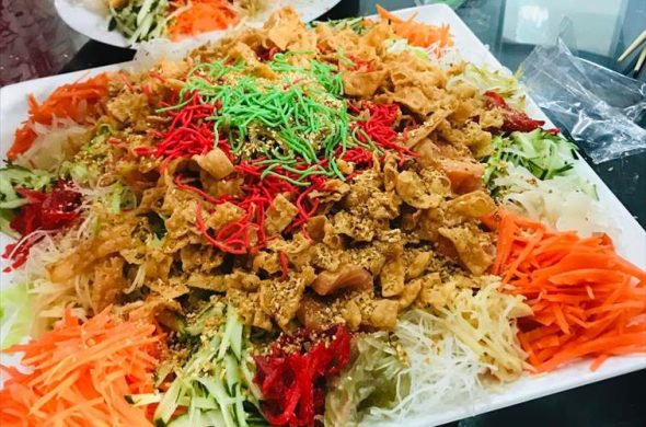 新年を祝う料理「イーサン（魚生）」