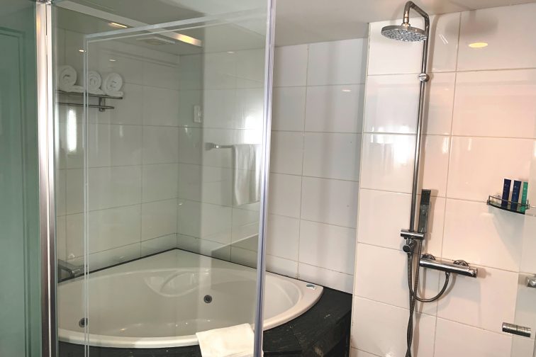 sebu suite bathroom