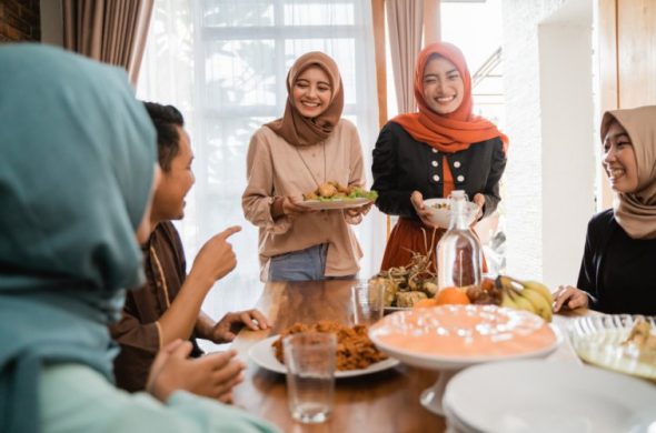 マレーシア人の笑顔が素敵な女性2名と友人グループ