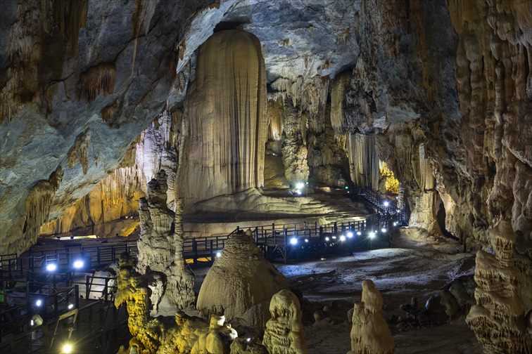 「フォンニャ ケバン国立公園」の洞窟