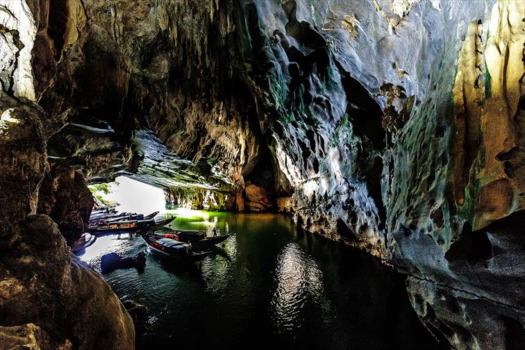 「フォンニャ ケバン国立公園」ボートに乗りながら洞窟内を見物