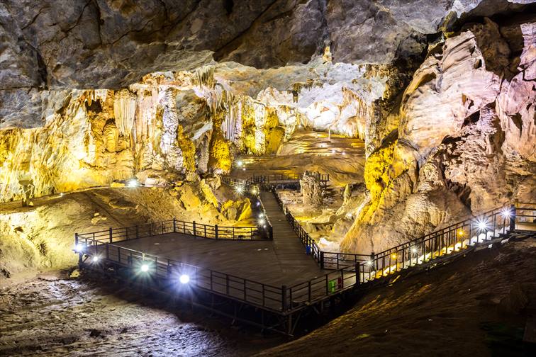 「フォンニャ ケバン国立公園」洞窟内では神秘的な光景が楽しめる