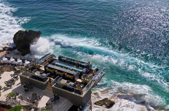 世界的にも人気の岩の上にあるバー、ロックバーのあるホテルでも有名