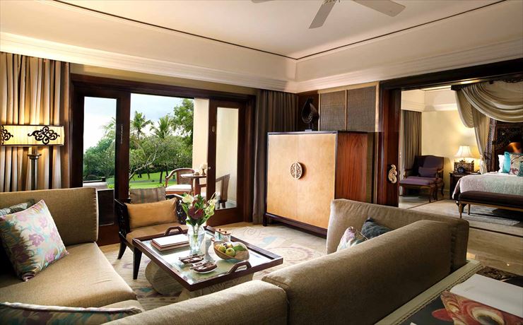 客室はゴージャスなバリ風の家具と伝統的なバリ彫刻の装飾が美しい上品なお部屋