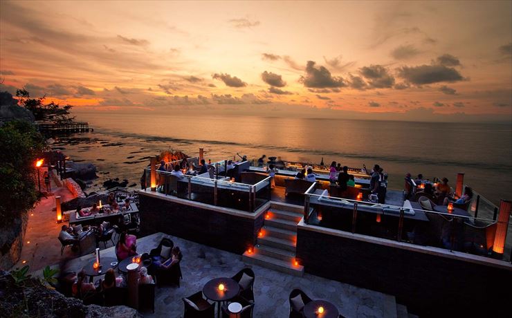 ンド洋の壮大な眺めのロックバーでバリの夕日を堪能