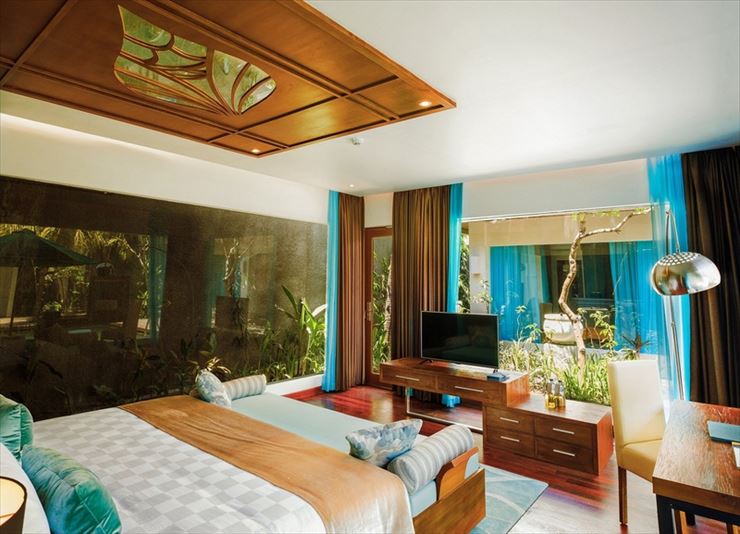 ヴィラタイプの部屋。木のインテリアに爽やかなターコイズブルーをアクセントにした高級感のあるデザイン