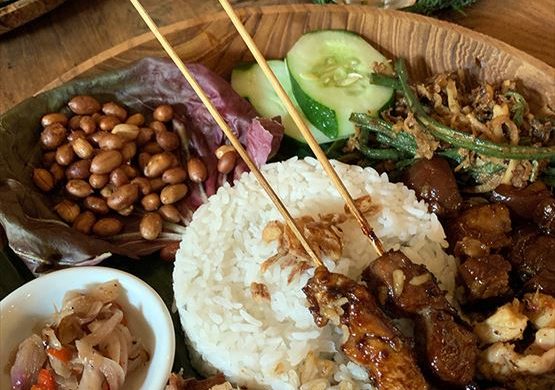 バリ島料理である豚肉のナシチャンプルが一番のオススメメニューだそう