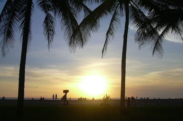 刻々と変わる夕日と日常のバリ島の光景