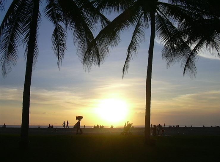 刻々と変わる夕日と日常のバリ島の光景