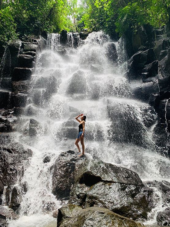自然の風景と一体となって写真を撮るスタイルで人気のカントランポの滝