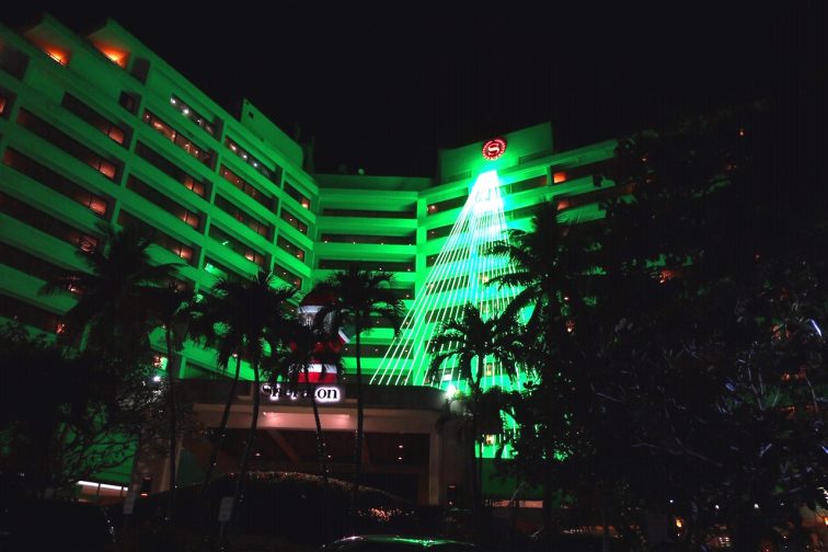 ホテルをつたうイルミネーションのライト