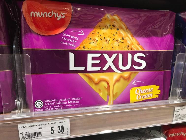 マレーシアのお土産「LEXUS（レクサス）」のクラッカー