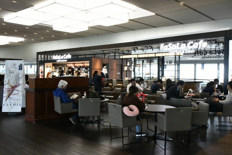ラウンジ横のカフェ