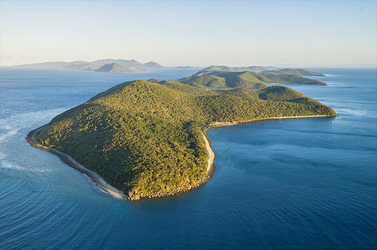 周辺が美しいサンゴ礁に囲まれた緑豊かな「オルフェウス島」