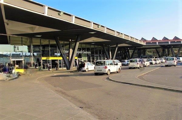 ナポリ　駅前　タクシー乗り場