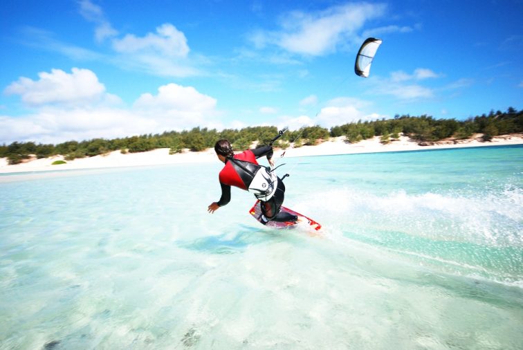 9_New Caledonia enjoy kite surfing