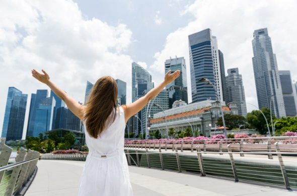 シンガポールのダウンタウンで両手を広げる女性
