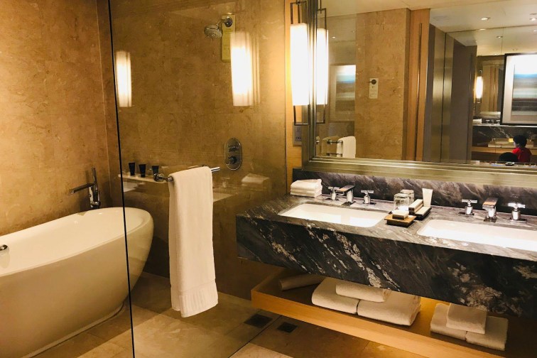 マリーナベイサンズ／女子2人に嬉しいダブルシンクがある広いバスルーム