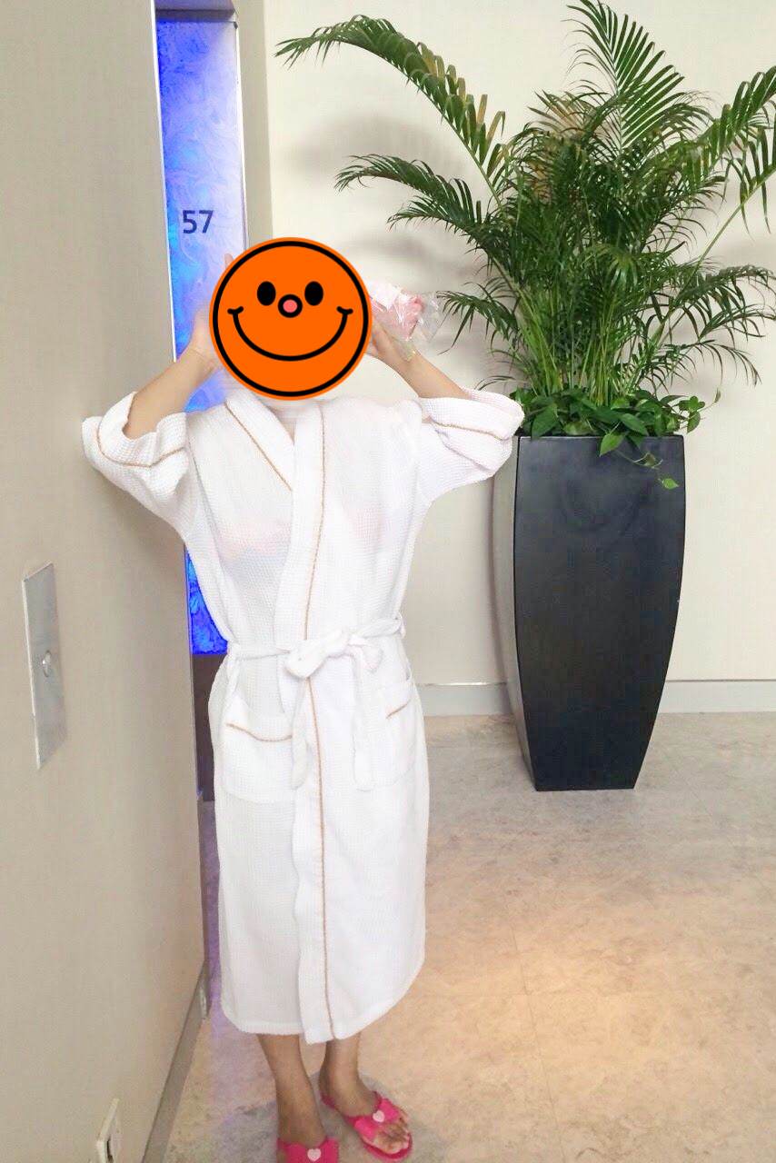 バスローブを羽織ってマリーナベイサンズの屋上のプールへ