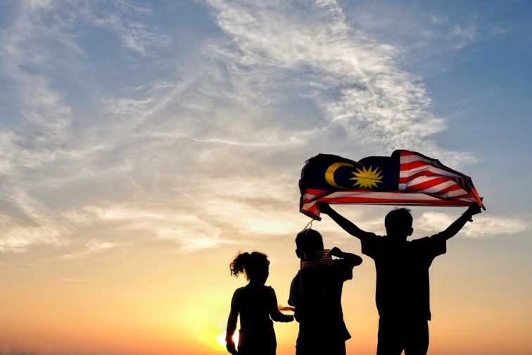 マレーシアの国旗を掲げる子供たちのシルエット