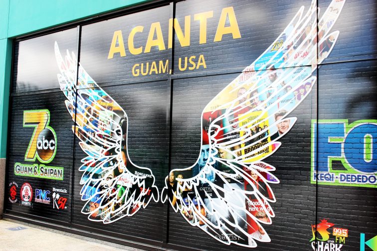 3_feather paint on the wall