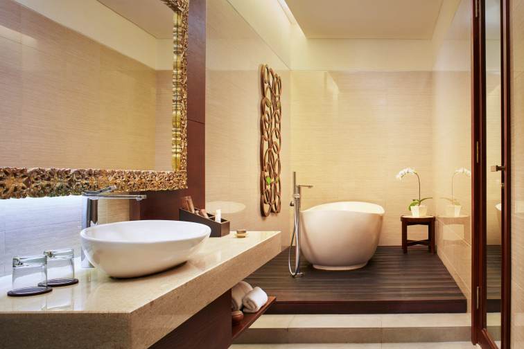 Deluxe_pool_bathroom