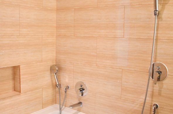 deluxe king bathroom