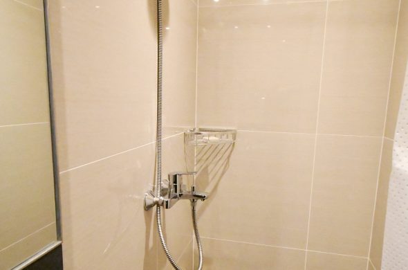superior room twin beds_shower room