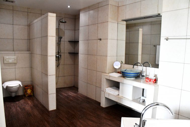 xx-large bathroom1