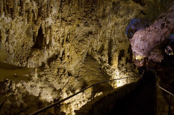 洞窟内は1年を通して13度とひんやりしています