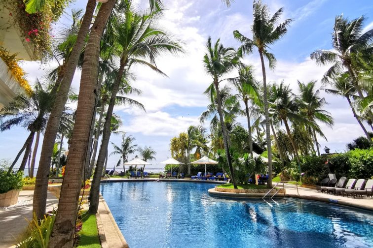 cebu shangri la poolside