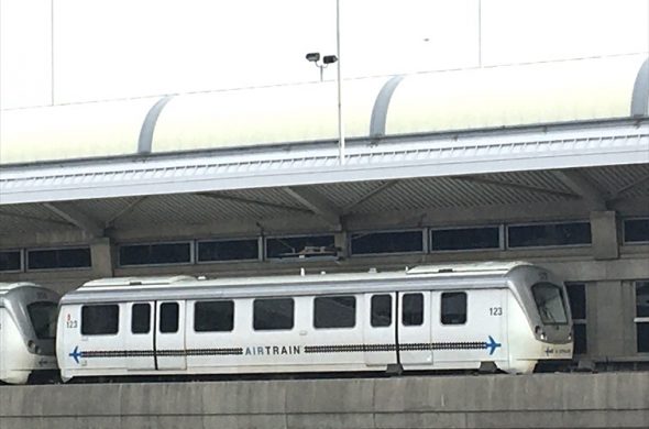 空港と地下鉄を結ぶ電車エアトレイン