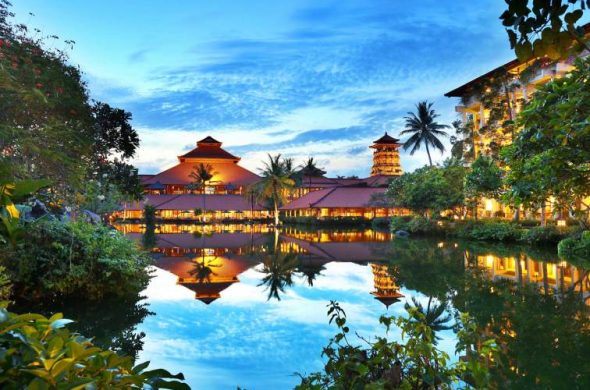 Ayodya-Resort-Bali-Lagoon-in-the-evening