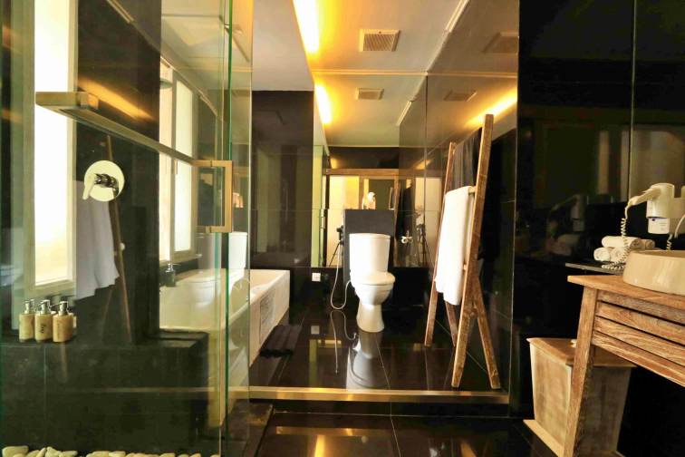 Deluxe-room-with-bathtub-scaled-scaled