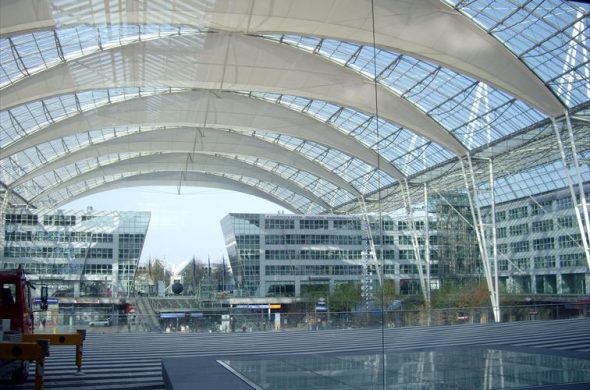 「ミュンヘン空港」センターエリア。テントのような透明の屋根が特徴的