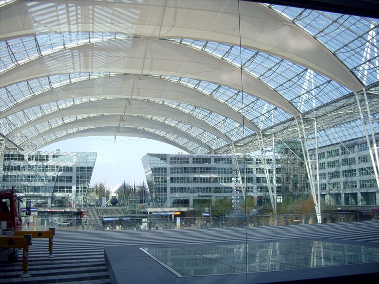 「ミュンヘン空港」センターエリア。テントのような透明の屋根が特徴的