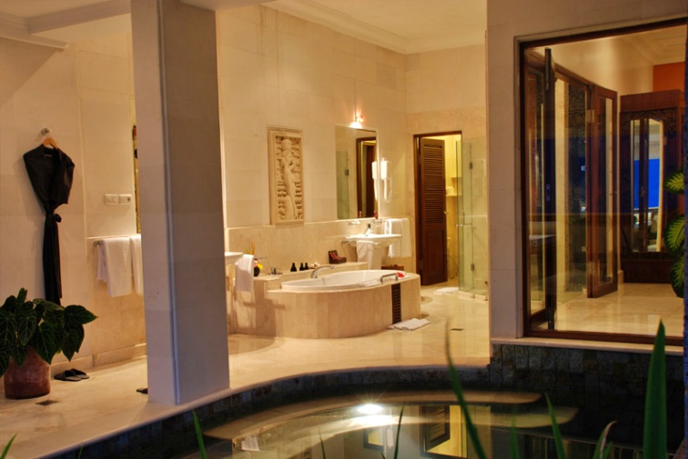 ヴァイスロイ　プールスイートubud-hotel-luxury-villa-bathroom