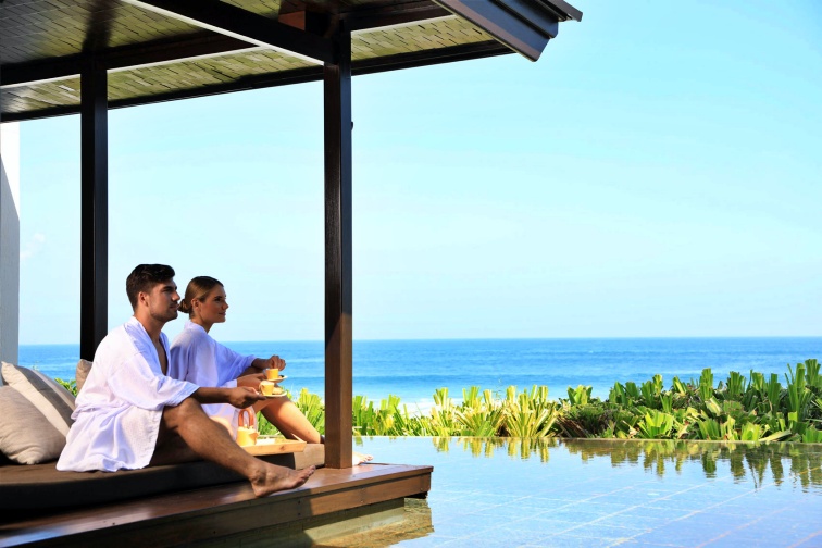 the-samaya-seminyak-couple-at-spa-terrace-2-1538489512