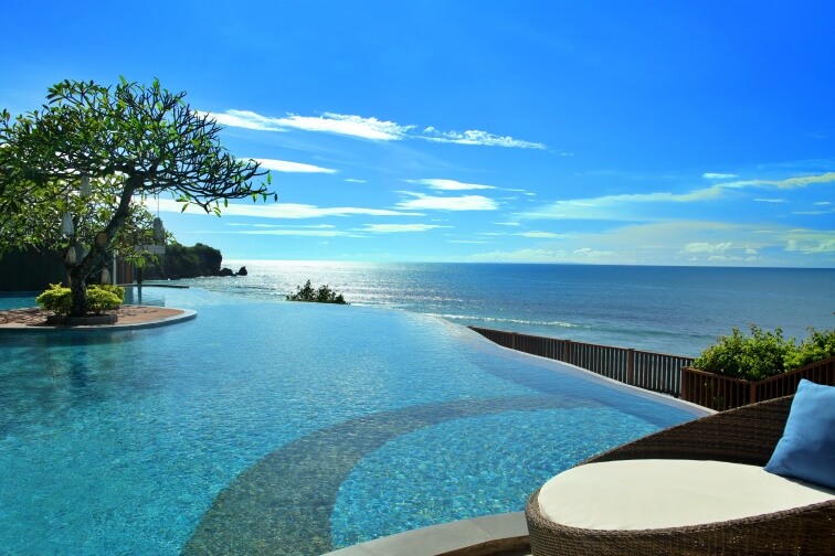 バリ島で美しい夕日と海を堪能！豪華5つ星ホテル「アナンタラ ウルワツ