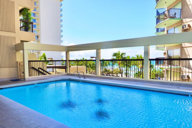 aston-waikiki-beach-tower-pool