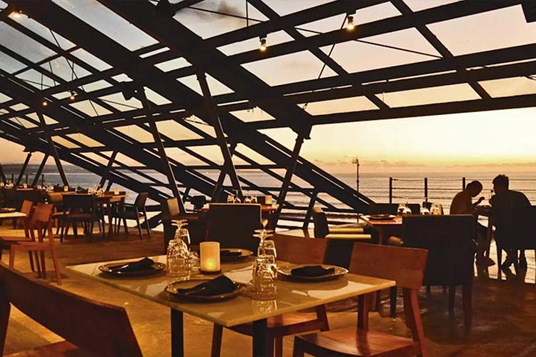 anantara_seminyak_bali_sunset_at_moonlite