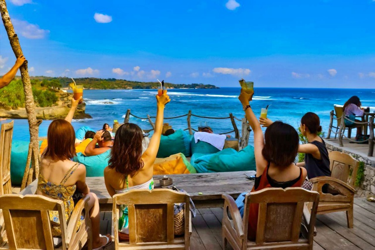 レンボンガン島　ビーチクラブ
