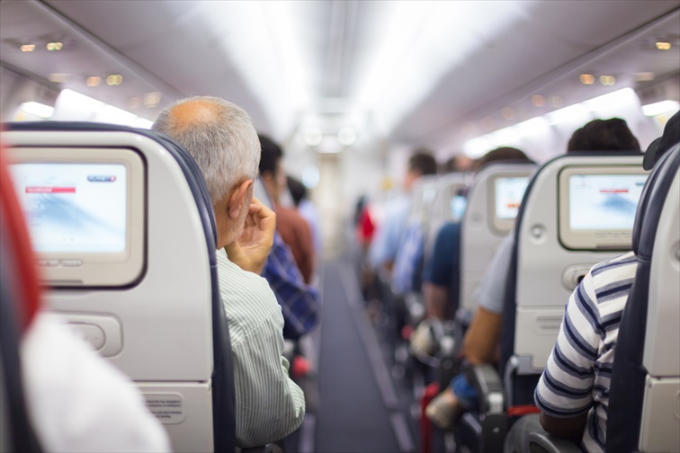 飛行機で目的地まで