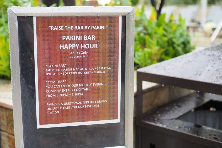 バー パキニ Embassy Resorts poolside bar Hawaii