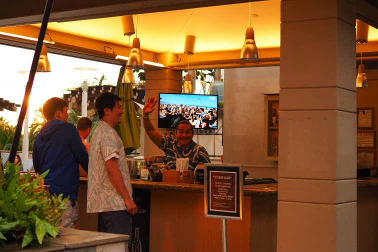 バー パキニ Embassy Resorts poolside bar Hawaii