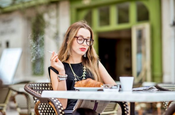 記事用　フランス女性　タバコ