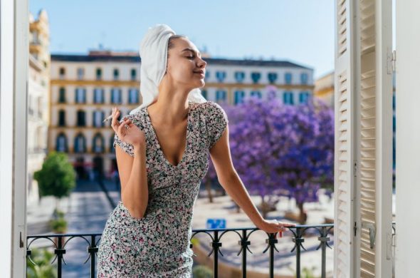 記事用　フランス女性　タバコ１